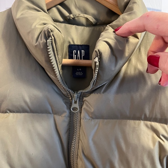 GAP Women’s Olive Down Filled Nuptse Puffer Vest - Picture 5 of 9